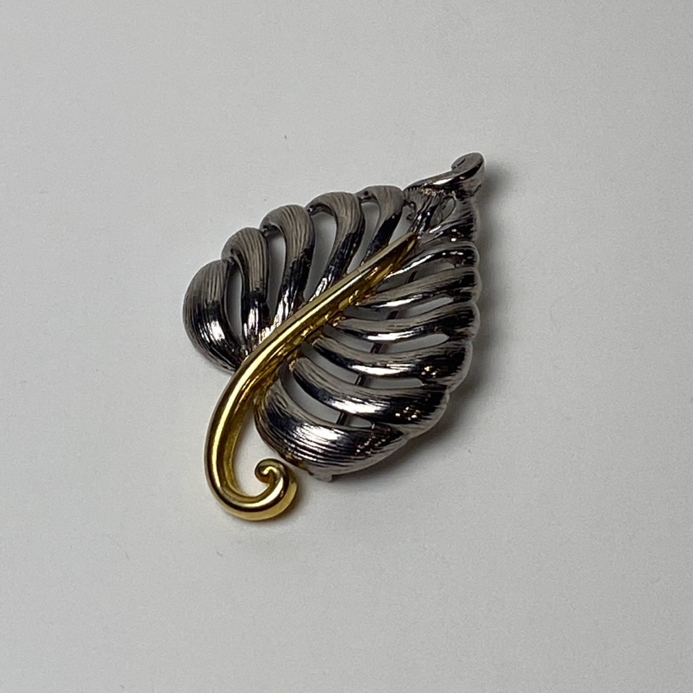 VINTAGE “Daria” Leaf Brooch